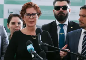 Defesa de Carla Zambelli anuncia representação contra Moraes no Tribunal de Haia