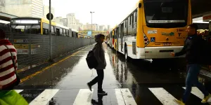 Fim da escala 6x1 pode elevar tarifa de ônibus em até 8%, projeta setor
