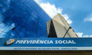 Contribuinte banca ressarcimento inicial de fraude no INSS enquanto R$ 2,8 bilhões seguem bloqueados