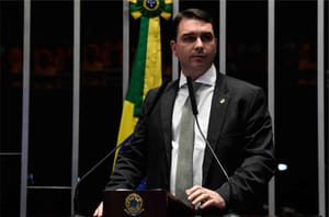 Flávio Bolsonaro apresenta propostas para endurecer combate ao crime em agenda eleitoral