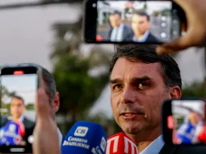 Flávio denuncia perseguição após operação da PF para localizar armas de Bolsonaro