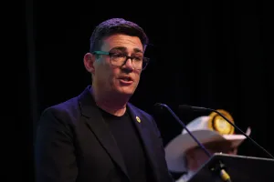 Andy Burnham é escolhido para liderar Partido Trabalhista e deve assumir governo do Reino Unido