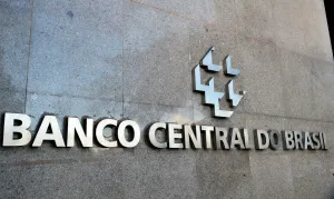 Juros do cartão têm limite e consumidor pode trocar dívida de banco