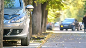 Estacionar em frente à própria garagem pode gerar multa