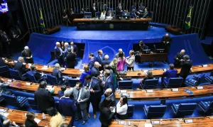 Senado aprova projeto que aumenta penas para crimes contra professores e profissionais da saúde