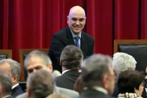 Moraes aciona MP Eleitoral para investigar Flávio Bolsonaro por suposta propaganda antecipada