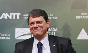 Justiça Eleitoral manda PT remover 21 publicações contra Tarcísio