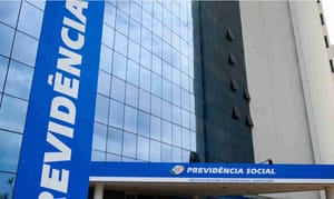 Mensagem atribuída a lobista cita saída de Lulinha do país antes de operação do INSS