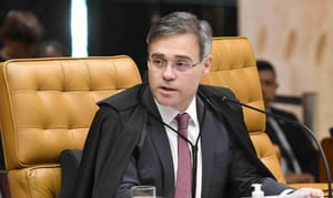Mendonça resiste a envio de inquérito de Lulinha à primeira instância