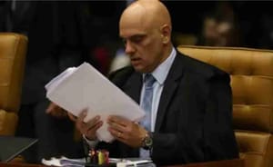 Justiça de SP rejeita ação da família de Moraes contra senador Alessandro Vieira