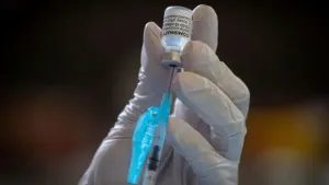 Estudo de Stanford explica miocardite rara após vacina de mRNA