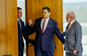 Motta anuncia avanço da comissão da “taxa das blusinhas” após reunião com Lula