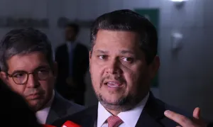 Alcolumbre segura reação do senado enquanto pressão sobre moraes aumenta