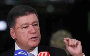 Senador Carlos Viana pede afastamento de Paulo Gonet após foto com Daniel Vorcaro