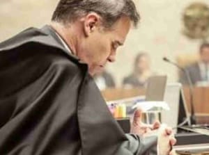 André Mendonça aparece em oração durante sessão tensa no STF