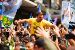 Flávio Bolsonaro refaz trajeto de Jair Bolsonaro em Juiz de Fora