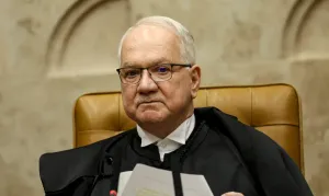 Edson Fachin adia sessão que analisaria atuação de André Mendonça no caso Master