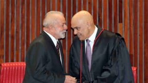 Lula erra ao dizer que Flávio Bolsonaro votou na indicação de Moraes ao STF