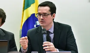 Justiça Eleitoral manda aliados de Deltan retirarem pedidos de voto